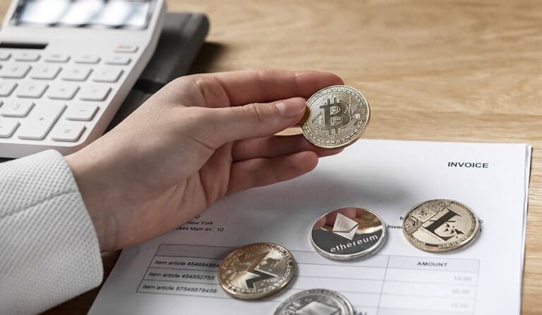 Homem segurando uma moeda de bitcoin.