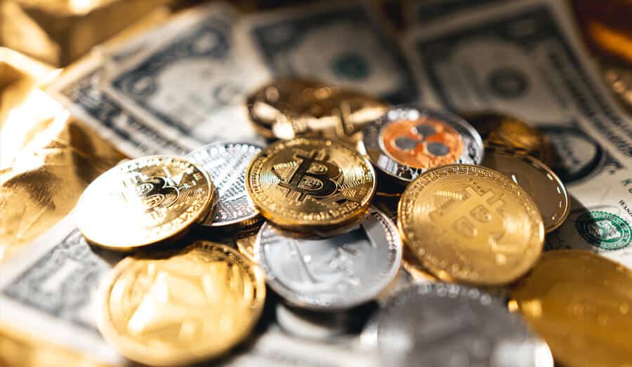 notas de dólar cobertas por moedas pratas e douradas.