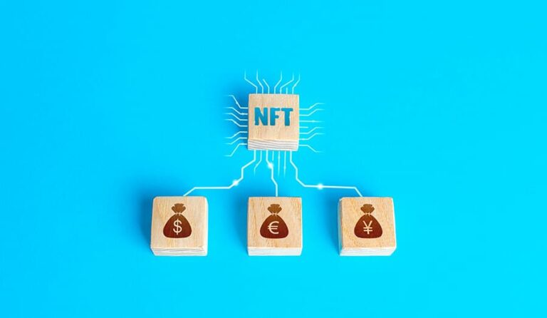Mini blocos de madeira com a palavra NFT escrito e sacos de dinheiro desenhados,