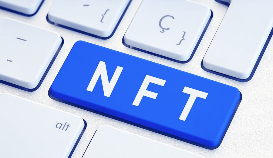 Tecla em azul no teclado com a palavra NFT escrita.