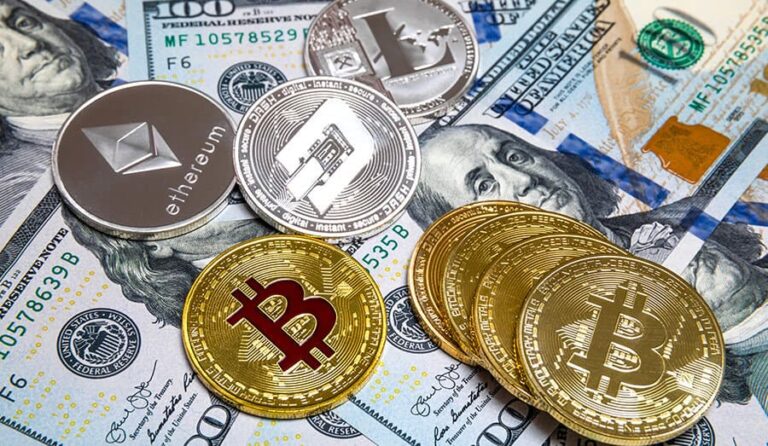 Notas de dólares com criptomoedas bitcoin e ethereum em cima.