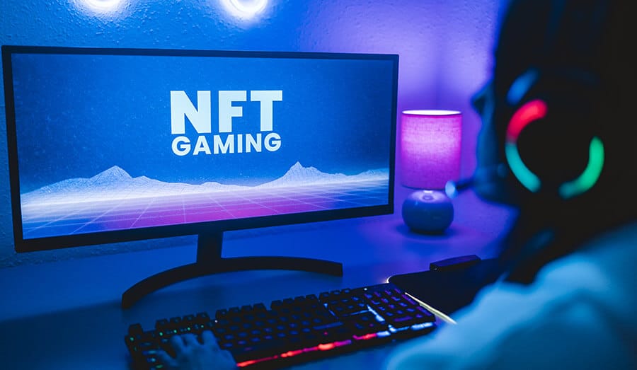 Computador com a tela em uma imagem de NFT.